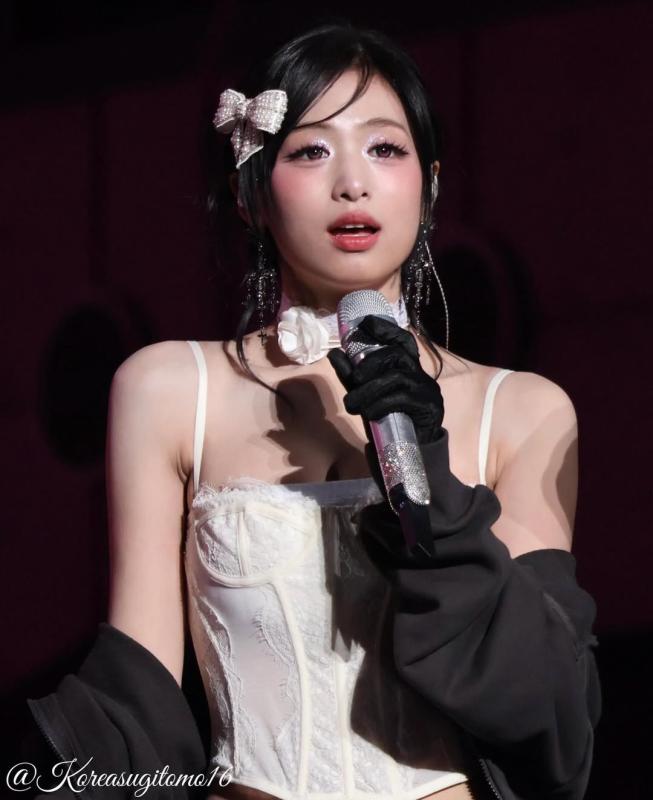 Nữ idol 18 tuổi mặc đồ quá bạo, fan bức xúc- Ảnh 2.