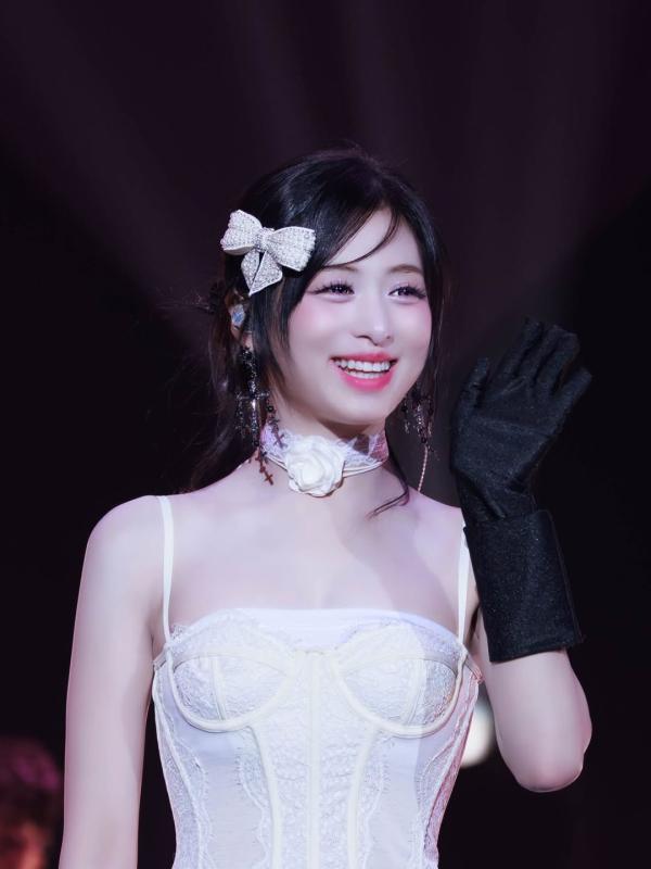 Nữ idol 18 tuổi mặc đồ quá bạo, fan bức xúc- Ảnh 4.