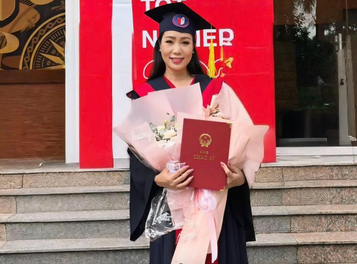 Á hậu Việt học tiến sĩ ở tuổi 54: Là giám đốc sân khấu kịch, hôn nhân viên mãn- Ảnh 1.