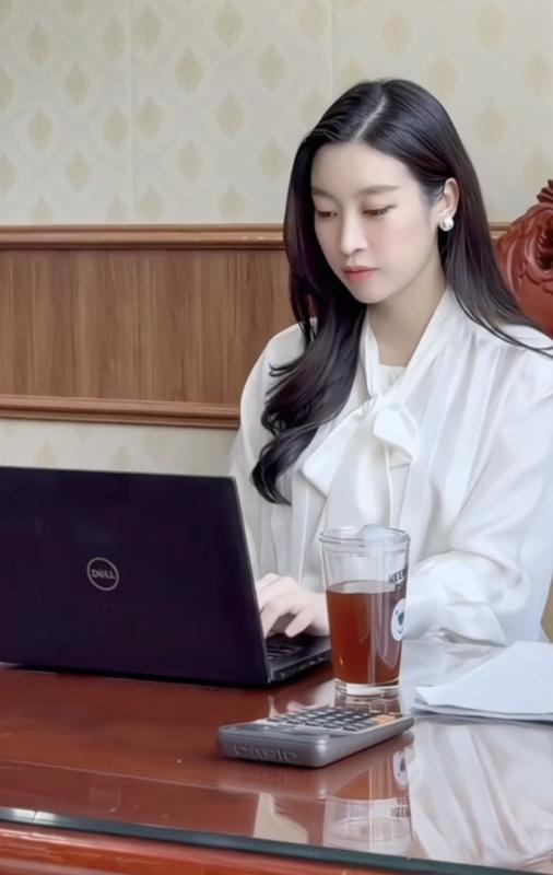 Đỗ Mỹ Linh trổ tài cắm hoa, khoe cuộc sống 