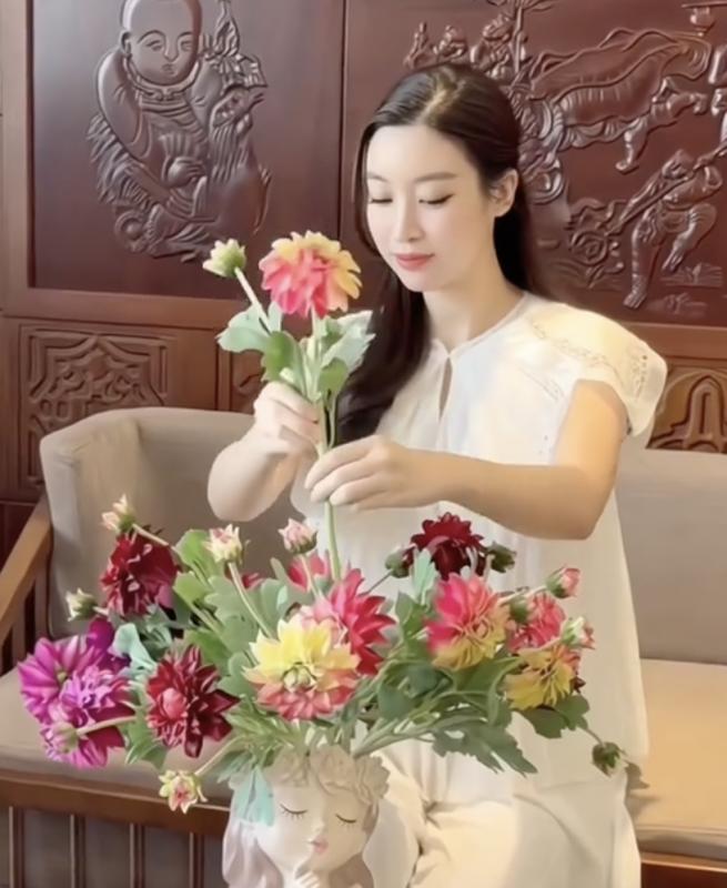 Đỗ Mỹ Linh trổ tài cắm hoa, khoe cuộc sống 