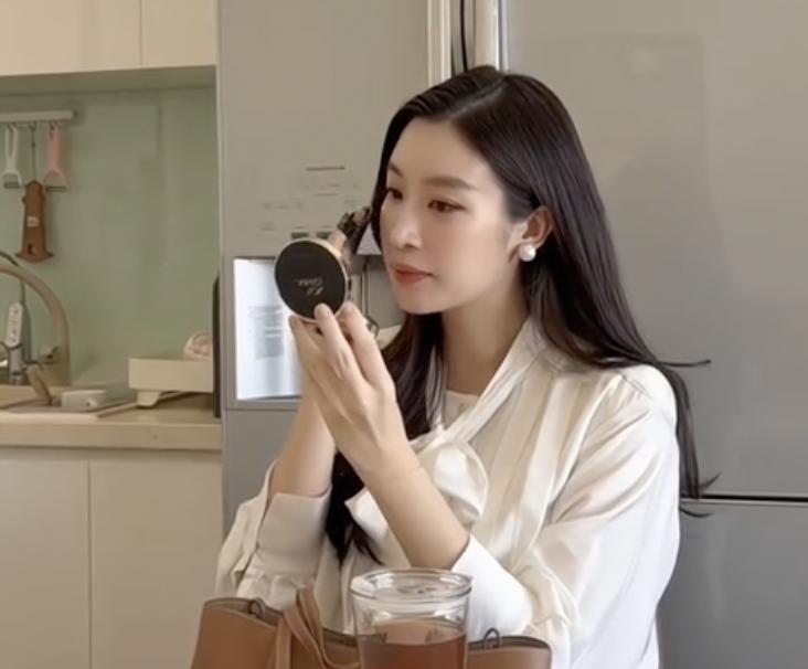 Đỗ Mỹ Linh trổ tài cắm hoa, khoe cuộc sống 
