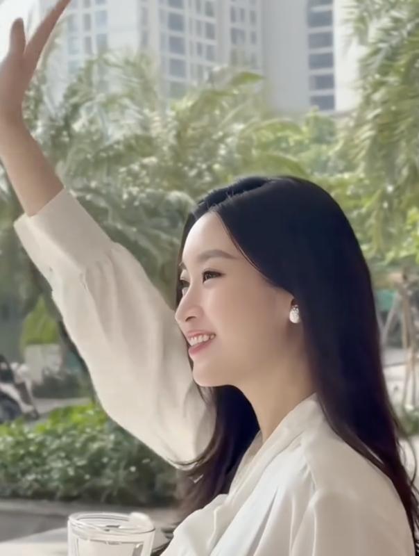 Đỗ Mỹ Linh trổ tài cắm hoa, khoe cuộc sống 