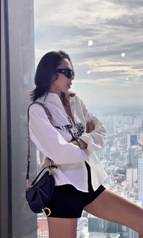 Minh Triệu bị bắt gặp dùng túi của Kỳ Duyên giữa lúc chuyện 3 người sắp 