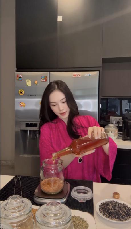 Được bố chồng tỷ phú gửi đồ quý, Linh Rin xắn tay áo chế biến bí kíp đẹp da- Ảnh 3.