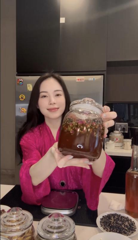 Được bố chồng tỷ phú gửi đồ quý, Linh Rin xắn tay áo chế biến bí kíp đẹp da- Ảnh 4.