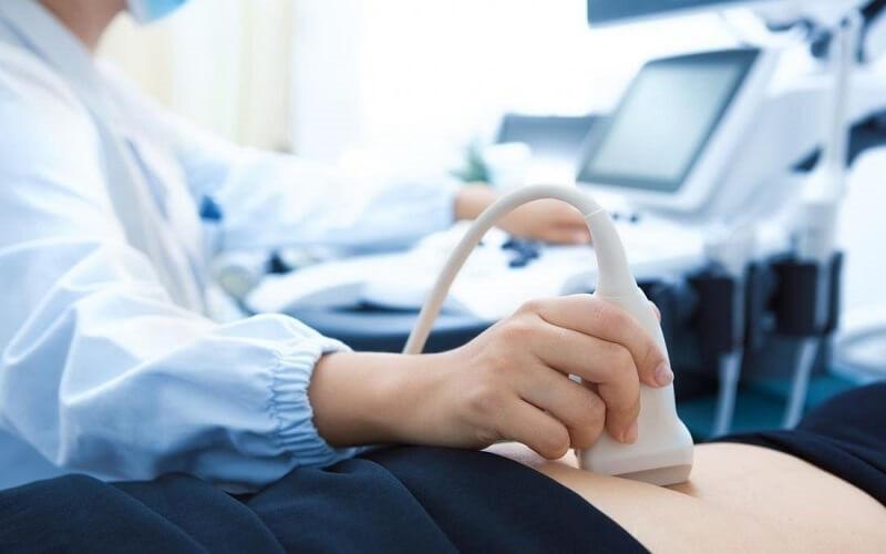 Bé gái tuổi dậy thì đau bụng, tiểu khó coi chừng bệnh nguy hiểm- Ảnh 1.