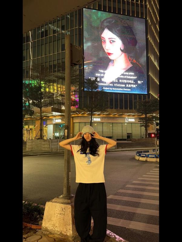"Tình đầu quốc dân" Suzy xả ảnh xinh tươi ngút ngàn ở Việt Nam, check-in màn LED làm vạn fan nức lòng- Ảnh 5.