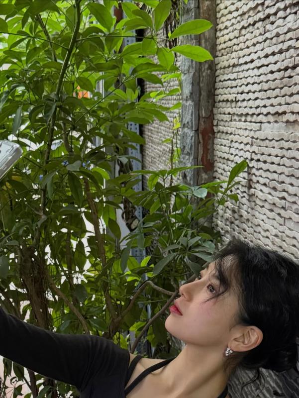 "Tình đầu quốc dân" Suzy xả ảnh xinh tươi ngút ngàn ở Việt Nam, check-in màn LED làm vạn fan nức lòng- Ảnh 3.