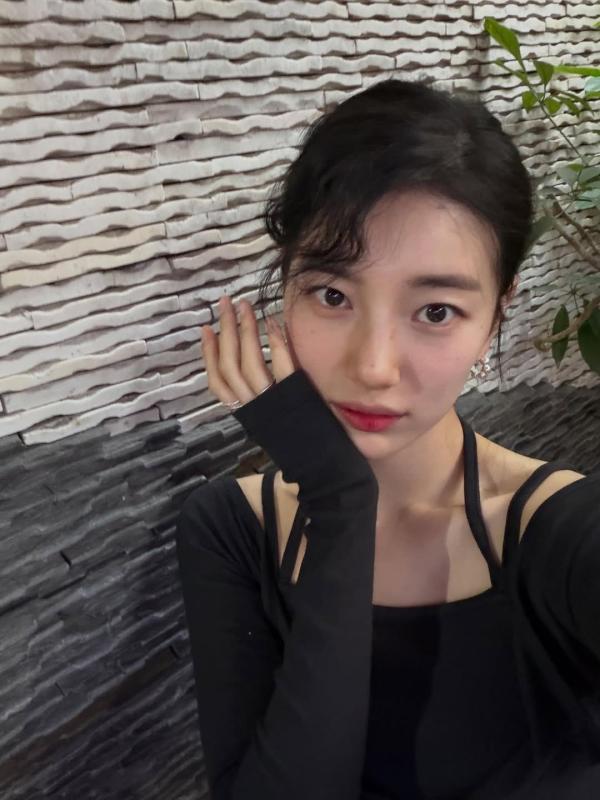 "Tình đầu quốc dân" Suzy xả ảnh xinh tươi ngút ngàn ở Việt Nam, check-in màn LED làm vạn fan nức lòng- Ảnh 1.