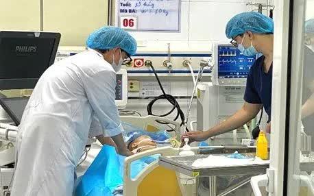 Phối hợp liên khoa cứu sống bệnh nhi sốc tim do viêm cơ tim virus- Ảnh 1.