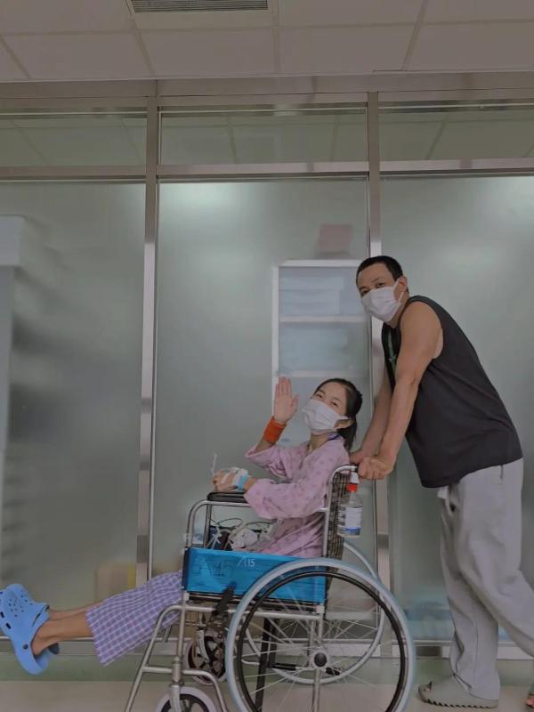 Nữ nghệ sĩ múa bị suy thận sau khi sinh con, chồng hiến thận cứu vợ: 