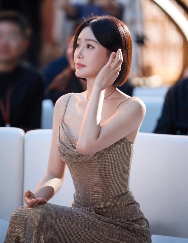 Tần Lam trẻ đẹp đầy khí chất, dù đứng, đi hay ngồi cũng làm 1 việc để giữ vòng eo A4, trẻ lâu phát hờn- Ảnh 1.