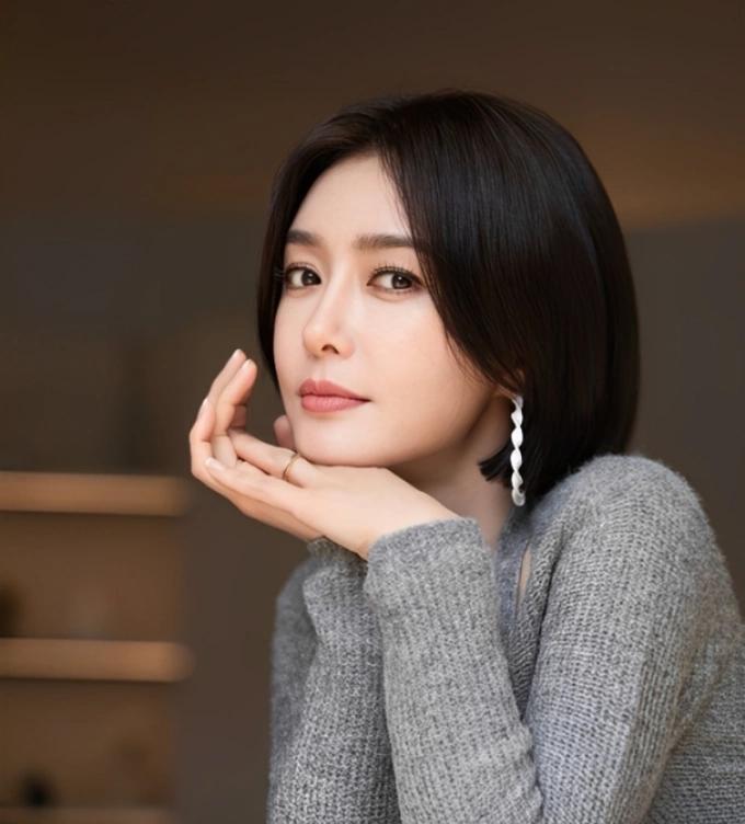 Tần Lam trẻ đẹp đầy khí chất, dù đứng, đi hay ngồi cũng làm 1 việc để giữ vòng eo A4, trẻ lâu phát hờn- Ảnh 2.