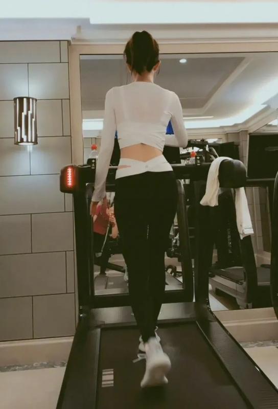 Tần Lam trẻ đẹp đầy khí chất, dù đứng, đi hay ngồi cũng làm 1 việc để giữ vòng eo A4, trẻ lâu phát hờn- Ảnh 4.