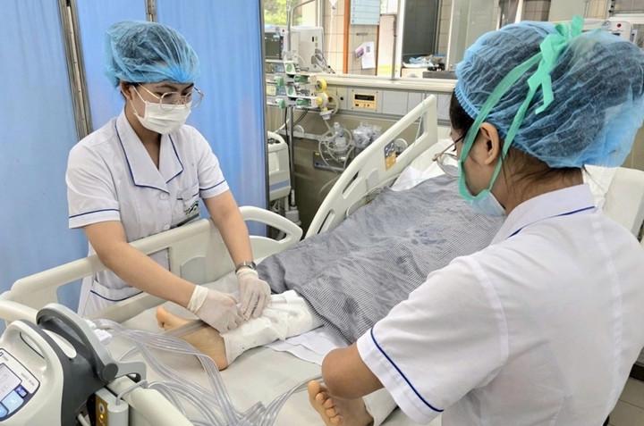 Nạn nhân hôn mê sâu trong vụ lật xe từ thiện ở Lào Cai đã tỉnh lại- Ảnh 1.