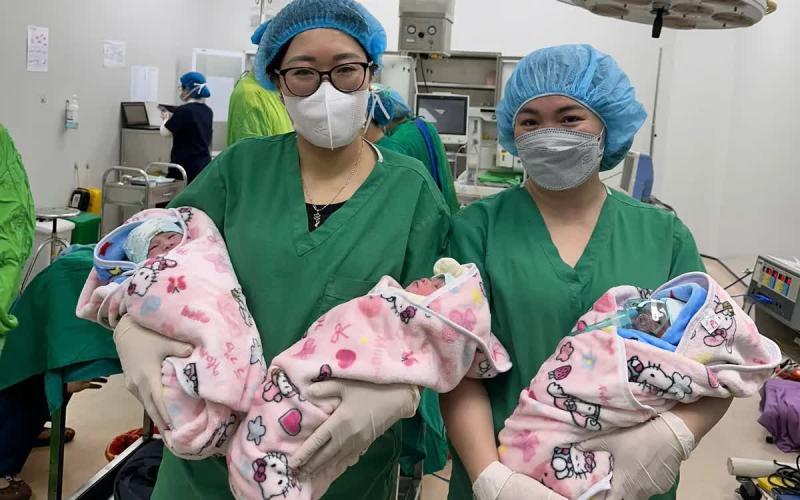 Mổ lấy thai ba tự nhiên hiếm gặp- Ảnh 1.