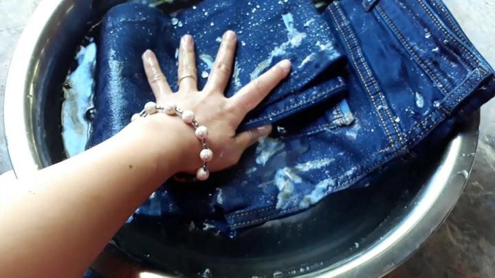 Nên giặt quần jeans sau mấy lần mặc?- Ảnh 2.