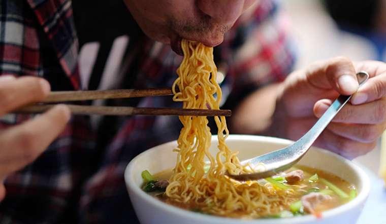 Bác sĩ 50 năm nghiên cứu về ung thư chỉ rõ: Thà nhịn đói còn hơn ăn 4 món này- Ảnh 2.