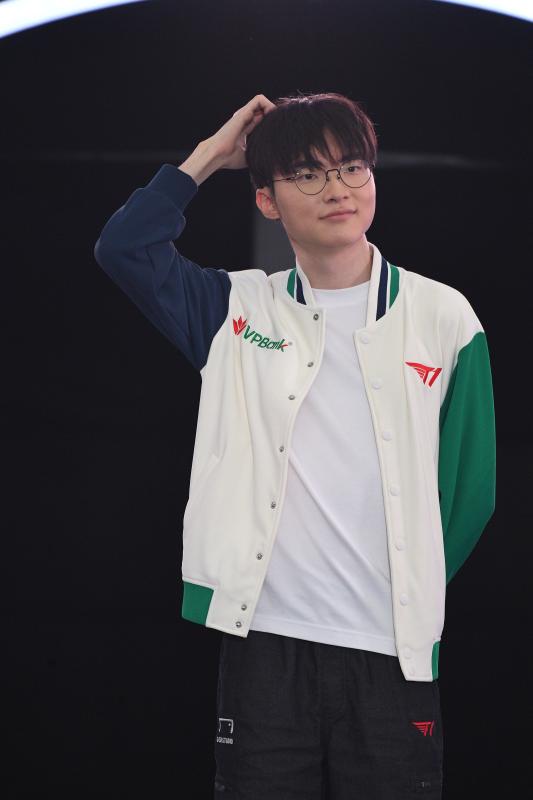 T1 chính thức xuất hiện trên sân khấu: Faker gây sốt với visual "đỉnh của đỉnh", điển trai đến mức đốn tim fan- Ảnh 2.