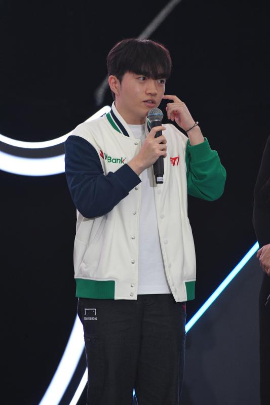 T1 chính thức xuất hiện trên sân khấu: Faker gây sốt với visual "đỉnh của đỉnh", điển trai đến mức đốn tim fan- Ảnh 7.