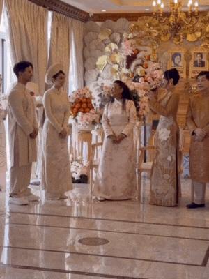 Tiên Nguyễn giật mình che mặt khi nghe mẹ tỷ phú dặn dò 4 chữ giữa lễ cưới- Ảnh 1.