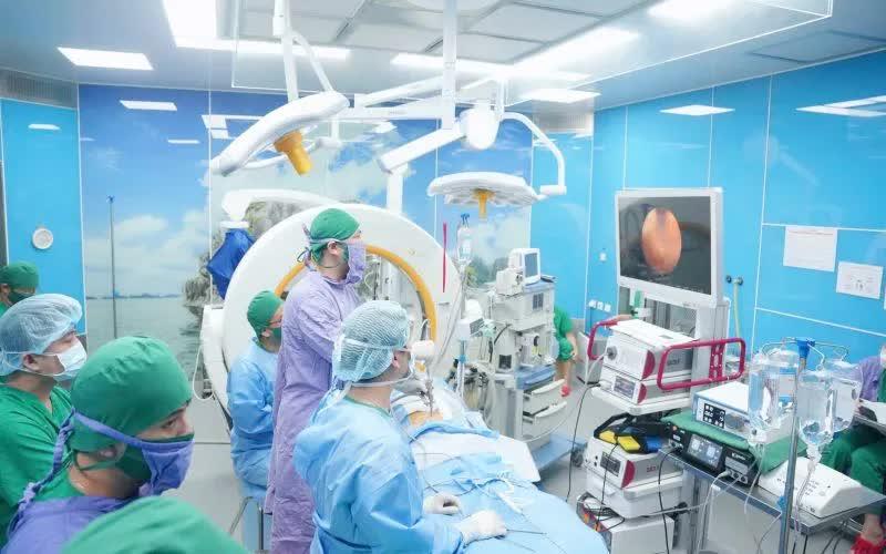 Thoát vị đĩa đệm nặng, người đàn ông 54 tuổi đi lại trở lại sau phẫu thuật nội soi cột sống- Ảnh 1.