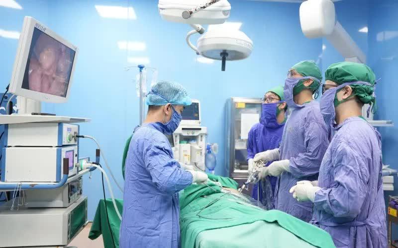 Phẫu thuật liên tiếp hai ca thủng ruột do dị vật xương- Ảnh 1.