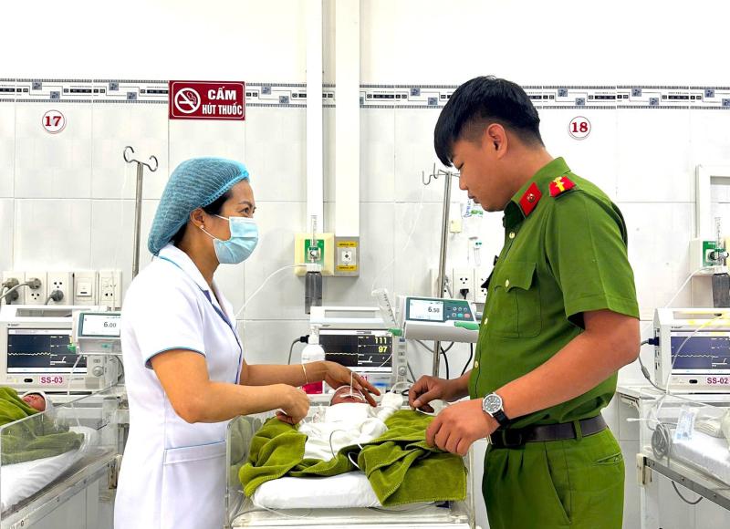 Bé gái sơ sinh bị vùi trong cát đã bú được sữa- Ảnh 1.