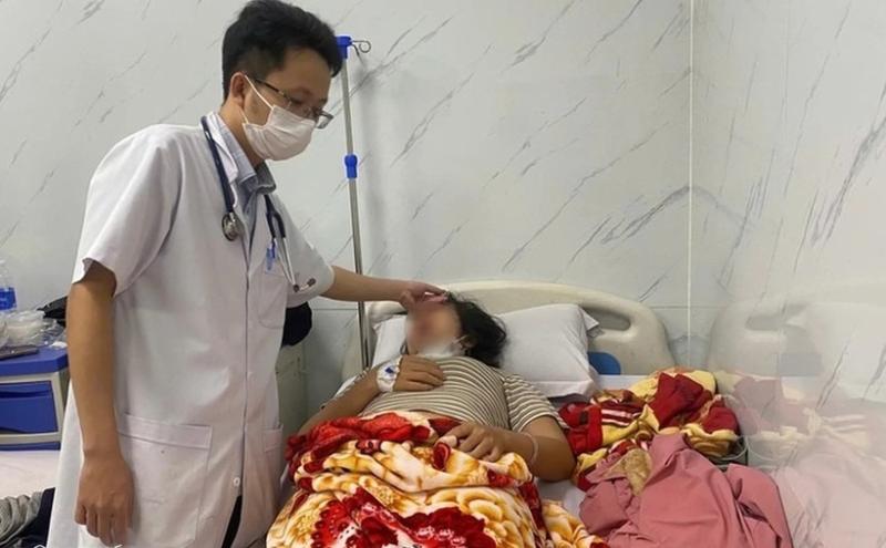 Truy xuất nguồn gốc vụ nhiều người nhập viện sau ăn bánh mì ở Quảng Ngãi- Ảnh 1.