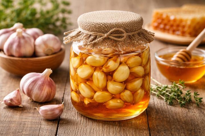 Điều gì xảy ra với cơ thể nếu ăn một thìa tỏi ngâm mật ong mỗi sáng?- Ảnh 1.