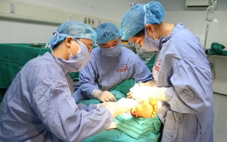 Tổn thương gót chân nặng do bỏng ống xả xe máy- Ảnh 1.