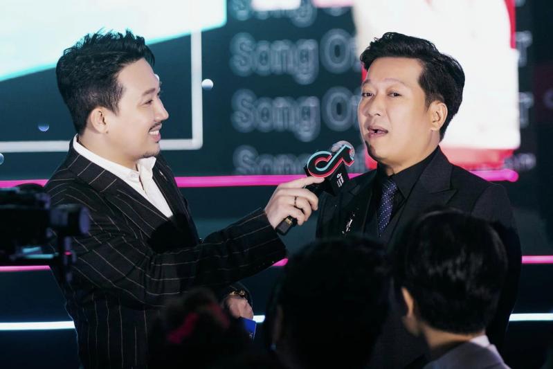 Hành động của Trấn Thành với Trường Giang trên thảm đỏ gây xôn xao cõi mạng- Ảnh 3.