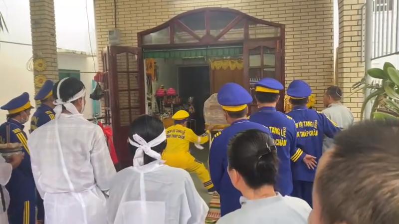 "Khi tôi thắp nhang cho anh Thương Tín, vừa cắm cây nhang xuống thì bóng đèn bên phải nổ, tắt luôn"- Ảnh 2.