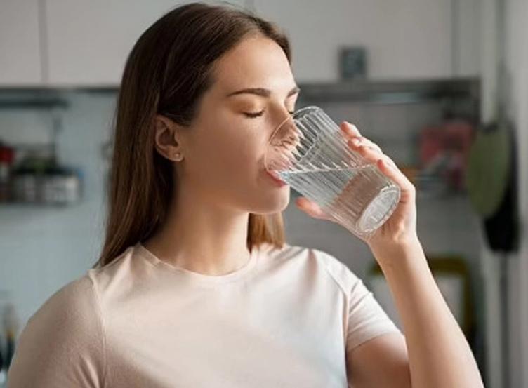 Ngày càng nhiều người suy thận, bác sĩ cảnh báo 8 sai lầm khi uống nước: “Đừng coi nhẹ những thói quen này”- Ảnh 2.