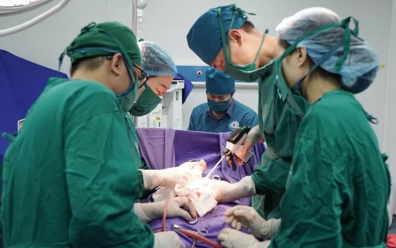 Ca mổ gần 4 giờ bóc tách u xơ tử cung và u buồng trứng lớn- Ảnh 1.