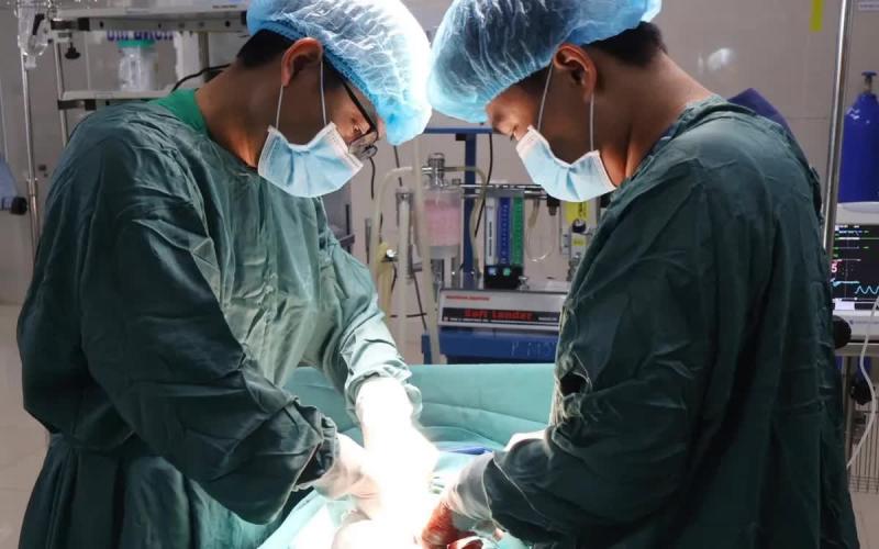 Bé gái 14 tuổi mắc ung thư buồng trứng hiếm gặp- Ảnh 1.