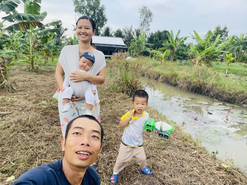 Từng sống trong căn phòng trọ chật chội ở thành phố, vợ chồng trẻ quyết định về quê để con có tuổi thơ trọn vẹn- Ảnh 1.