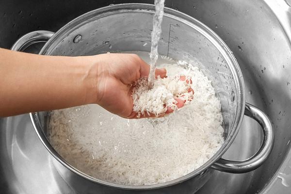 Nên nấu cơm bằng nước nóng hay lạnh? Thì ra bấy lâu rất nhiều người hiểu sai- Ảnh 1.