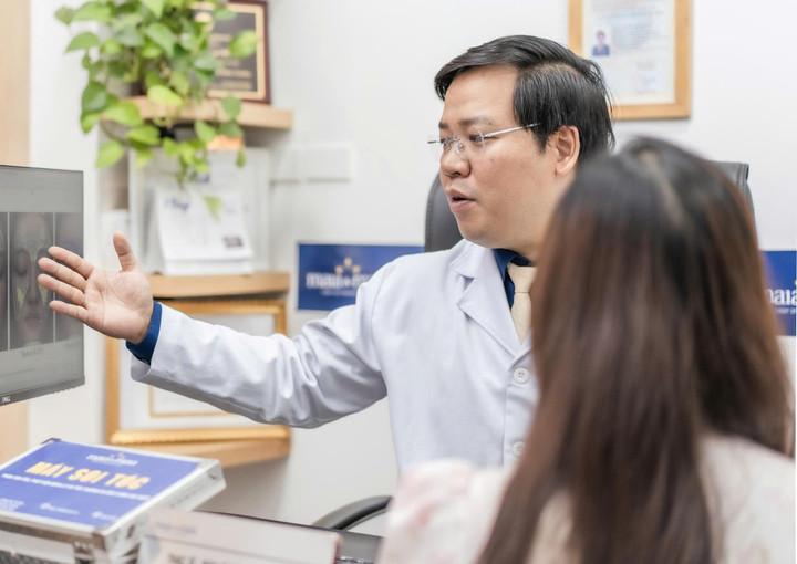 Cô gái đỏ rát mặt những ngày Hà Nội mù mịt bụi mịn- Ảnh 1.