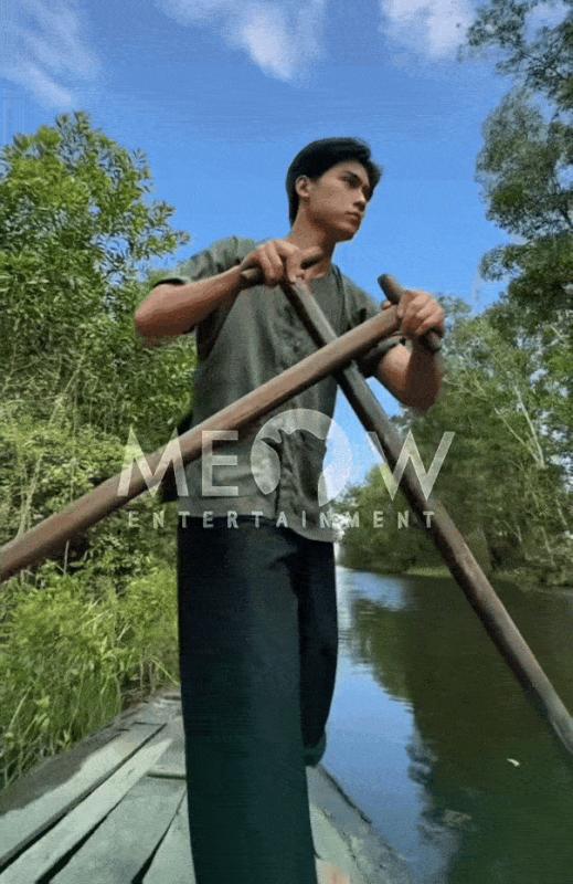 Cõi mạng phát điên vì anh lái đò đẹp nhất Việt Nam: Visual thần thánh nét căng, đứng ở đâu spotlight ở đó- Ảnh 4.