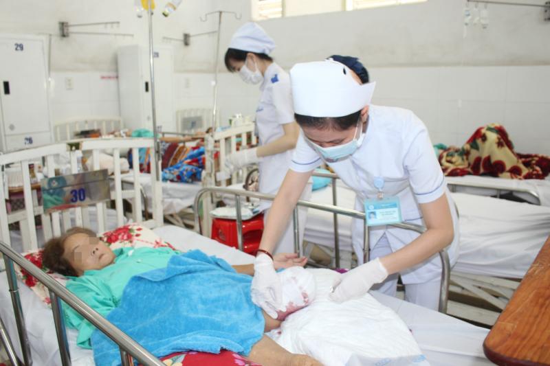 Hiểm họa từ việc người bệnh đang dùng kháng sinh khi mới thấy đỡ đã vội dừng- Ảnh 2.