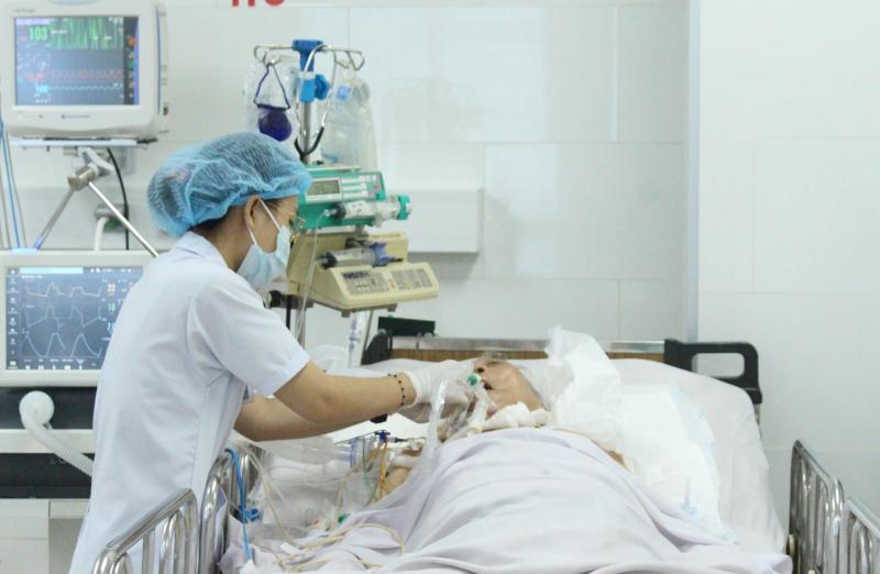 Hiểm họa từ việc người bệnh đang dùng kháng sinh khi mới thấy đỡ đã vội dừng- Ảnh 1.