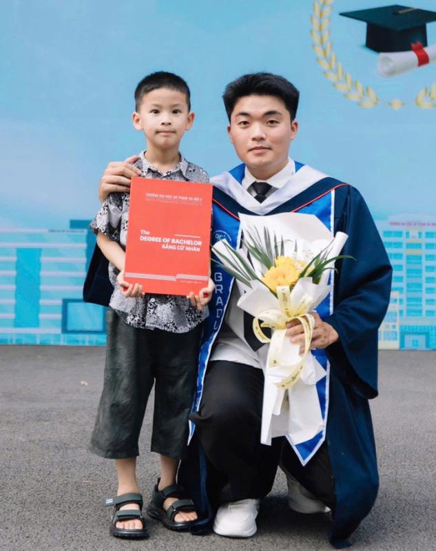 "Ông bố sinh viên" 24 tuổi và cú lội ngược dòng trở thành thủ khoa- Ảnh 2.