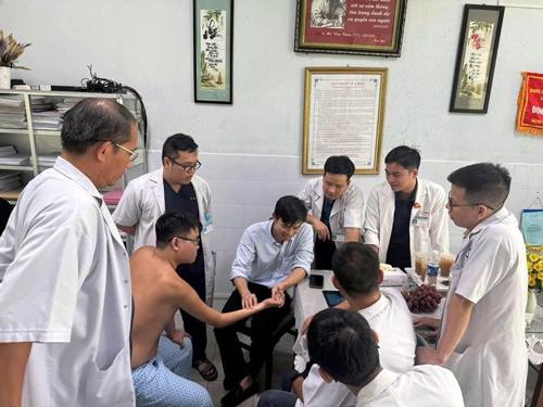 Vị bác sĩ có đôi bàn tay tài hoa- Ảnh 2.