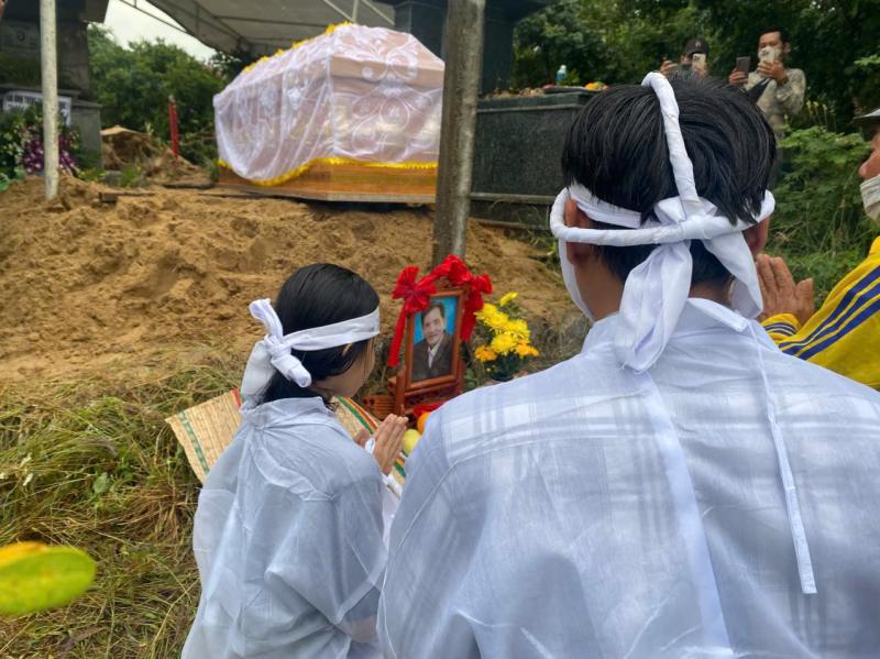 "Khi tôi thắp nhang cho anh Thương Tín, vừa cắm cây nhang xuống thì bóng đèn bên phải nổ, tắt luôn"- Ảnh 4.