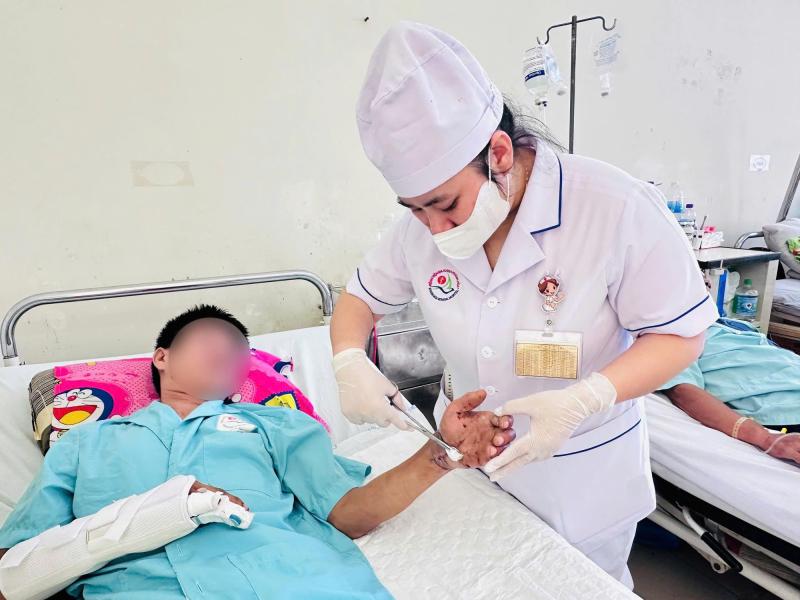 Nối phần tay bị đứt lìa cho nam thanh niên 31 tuổi ở Khánh Hoà- Ảnh 2.