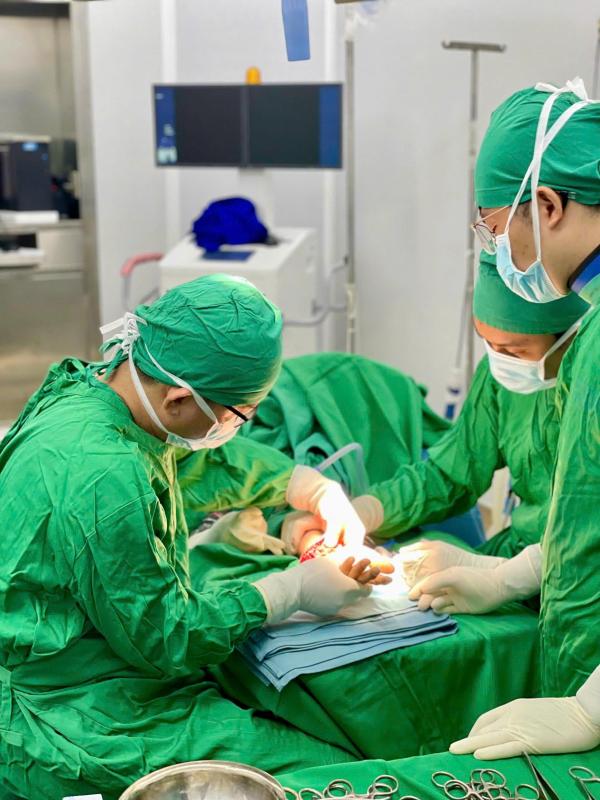 Nối phần tay bị đứt lìa cho nam thanh niên 31 tuổi ở Khánh Hoà- Ảnh 1.