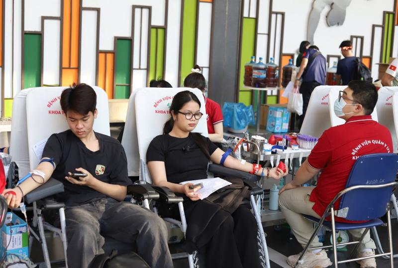 Nguồn máu dự trữ cứu người giảm, hàng trăm người tham gia hiến máu- Ảnh 3.