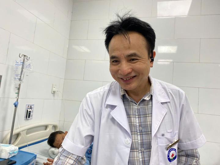 Khoảnh khắc sau ca mổ khó của bác sĩ trưởng khoa 'nổi như cồn' trên TikTok- Ảnh 1.